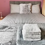 Сasa de vacaciones The Park Lane Retreat - Contractors Welcome *
